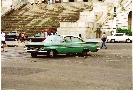 Ein amerikanischer Straenkreuzer vor dem Capitolio in Havanna.